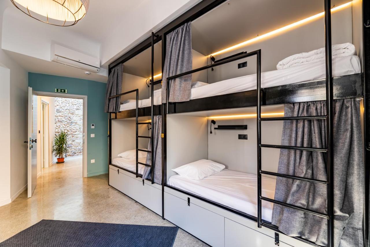 Cama en habitación compartida femenina de 6 camas